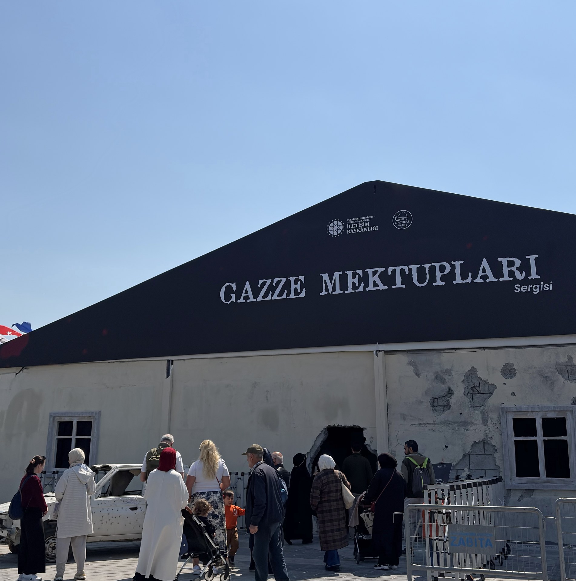 Gazze Mektupları Üsküdar sergisinin giriş cephesi ve ziyaretçiler